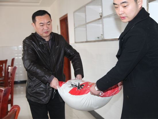 g董事(shì)長向茶店(diàn)鎮福利院(yuàn)送慰問物(wù)資.jpg